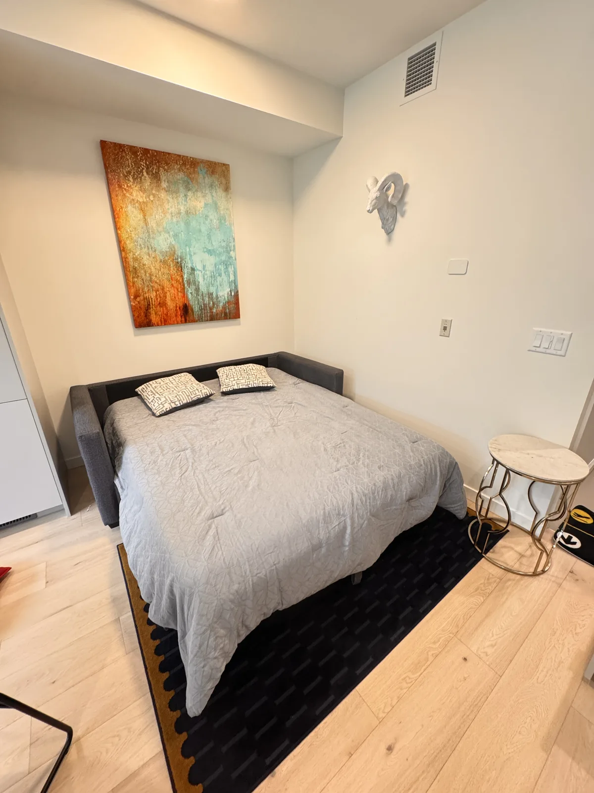 Queen bed, sleeps 4